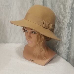 Women's hat pre-owned